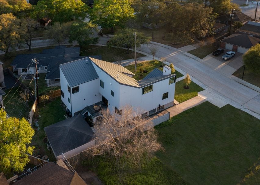 Z-shaped white stucco house in Houston by O'Neill McVoy Architects