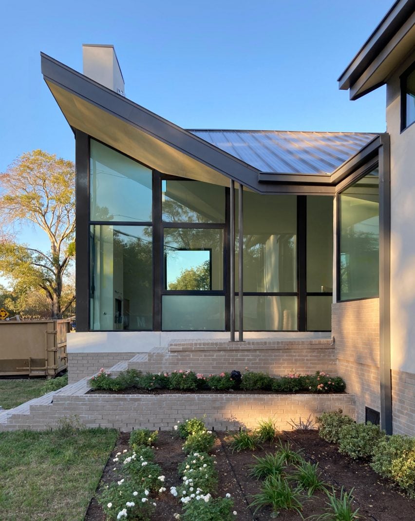 Glazed corner of a house in Houston with a lifted roof