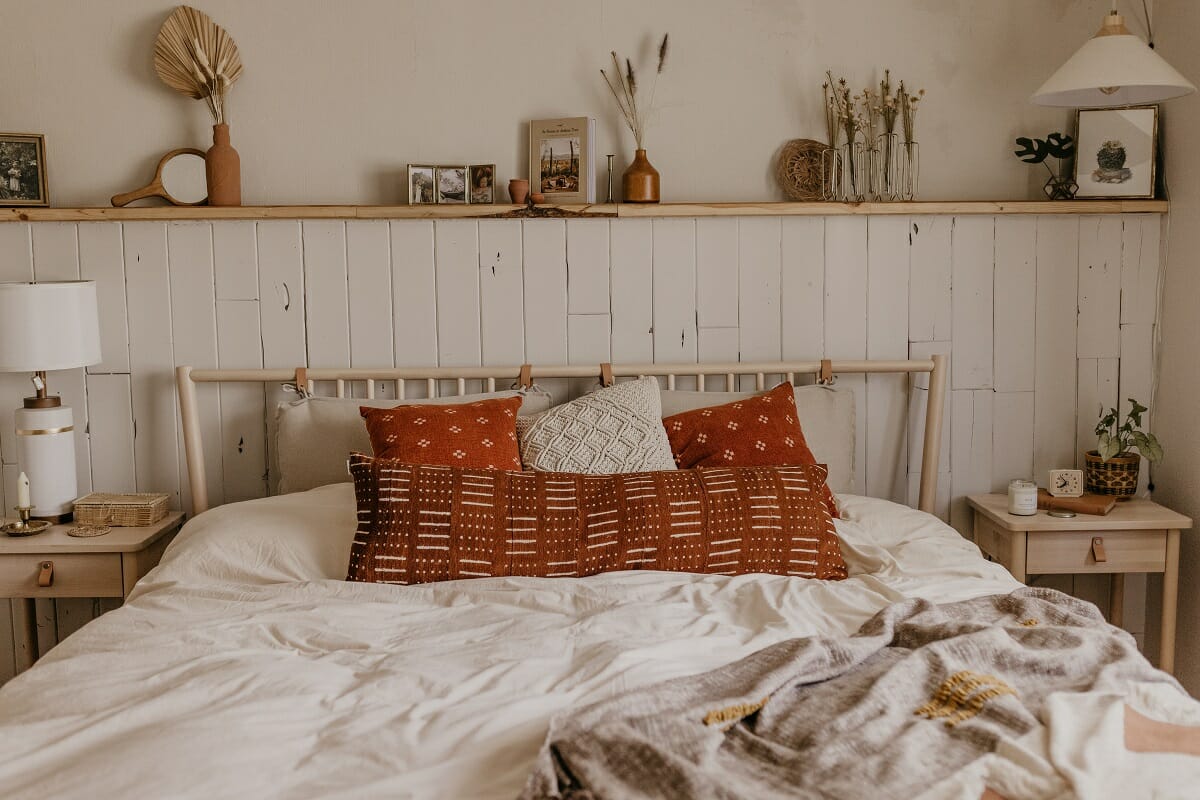 Bedroom with terracotta accents and fall interior design trends