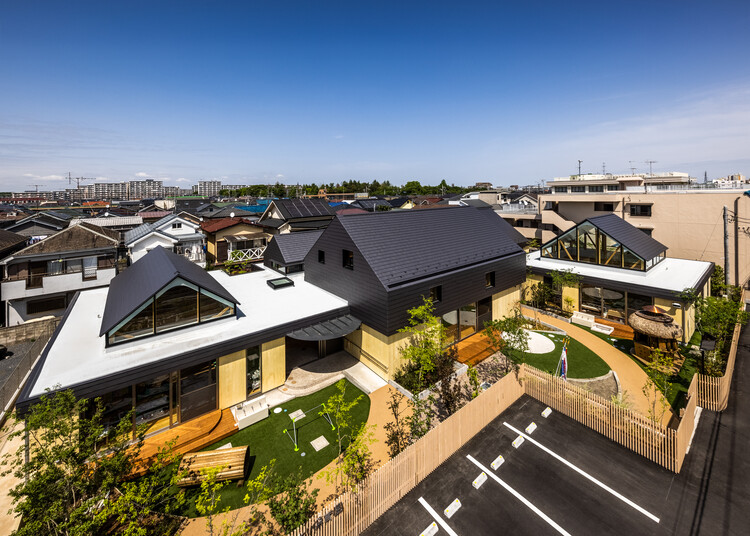 Himawari Nursery School / AKAIKE TOHYAMA ARCHITECTS - Exterior Photography, Windows, Facade, Cityscape