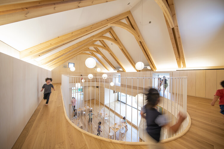 Himawari Nursery School / AKAIKE TOHYAMA ARCHITECTS - Interior Photography, Stairs, Handrail, Windows