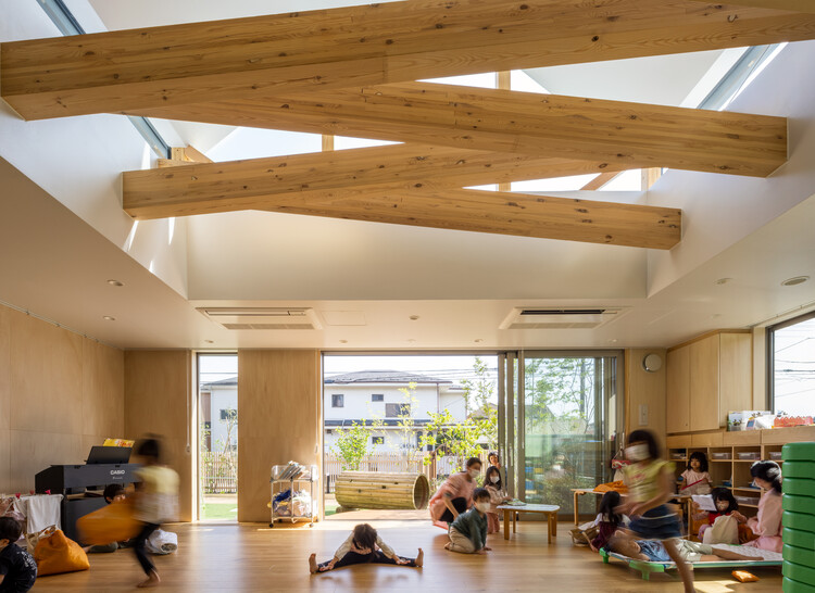 Himawari Nursery School / AKAIKE TOHYAMA ARCHITECTS - Interior Photography, Lighting, Beam, Windows, Chair