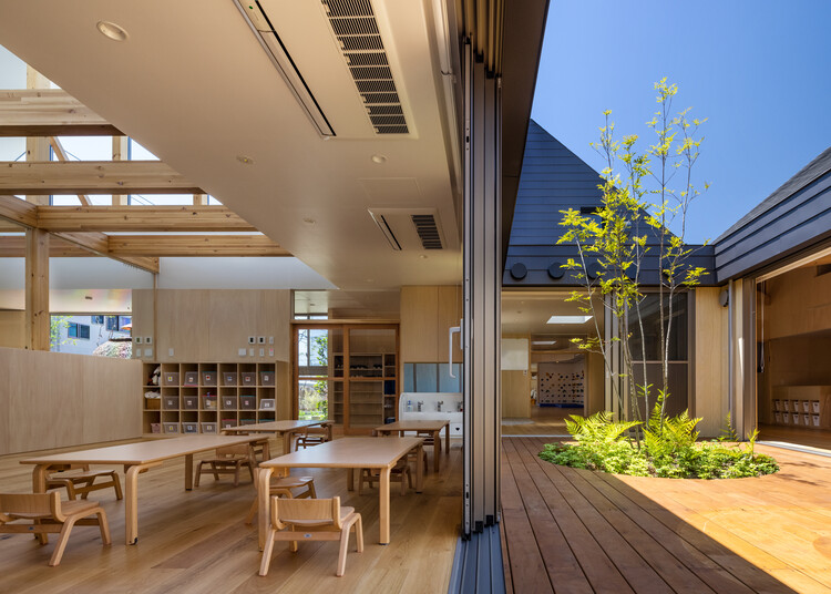 Himawari Nursery School / AKAIKE TOHYAMA ARCHITECTS - Interior Photography, Table, Shelving, Chair