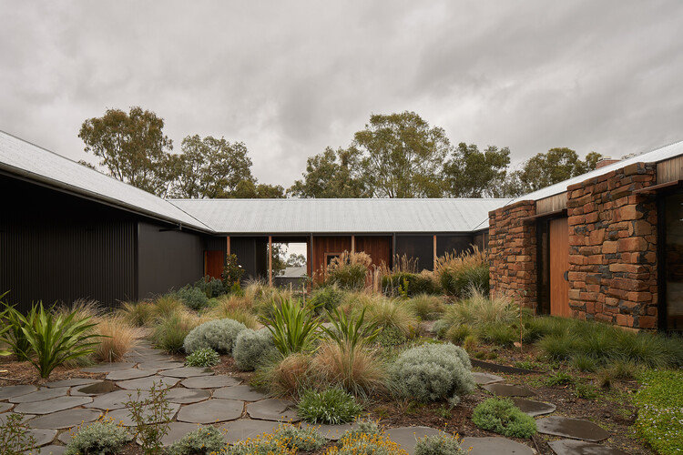 House in the Dry / MRTN Architects - Exterior Photography, Facade, Windows, Garden