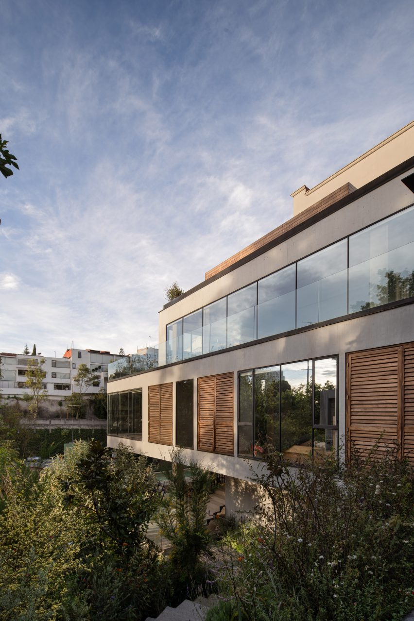 Concrete house on a Mexican hillside by Taller David Dana