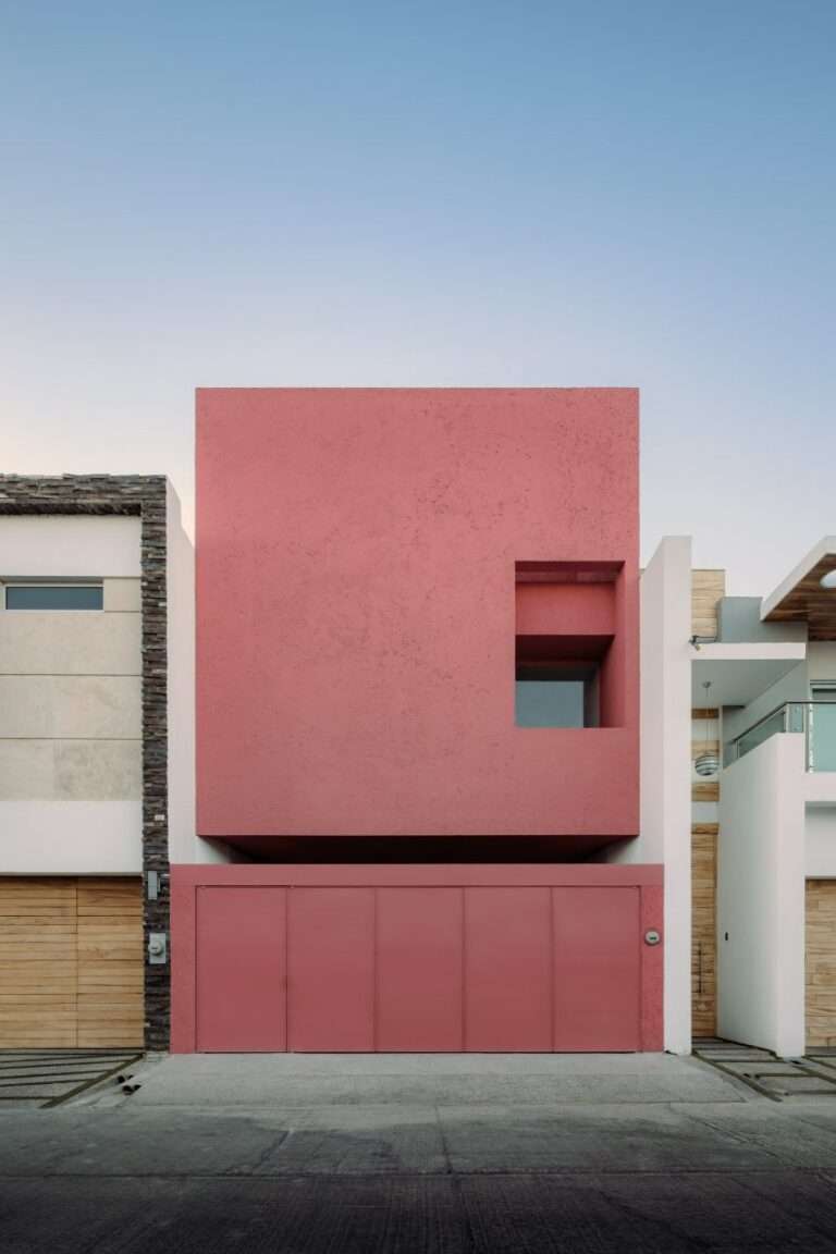 César Béjar Studio inserts minimal pink house into Mexican street