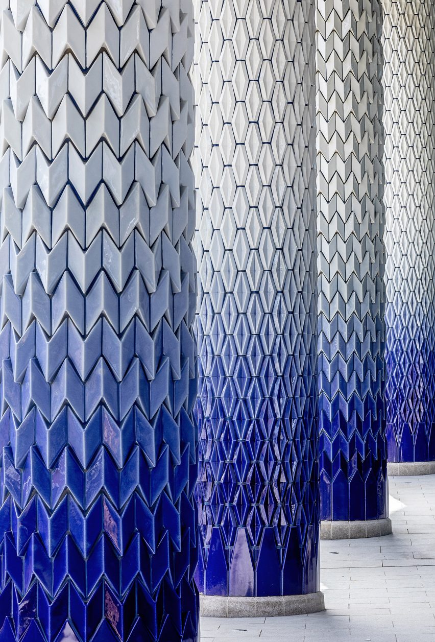 Columns covered with three-dimensional blue and white tiles