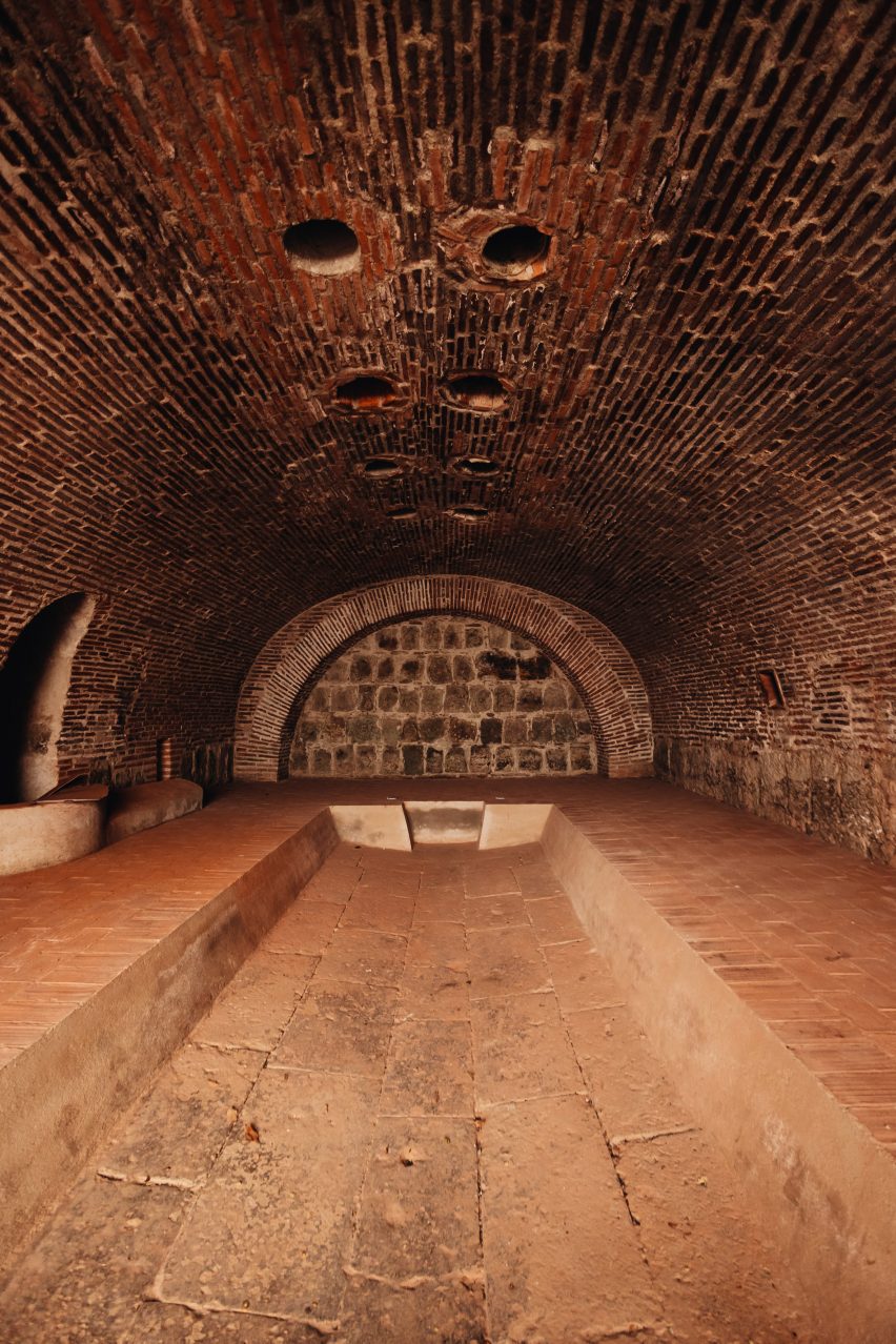 An 18th-century sewer with a vaulted brick ceiling