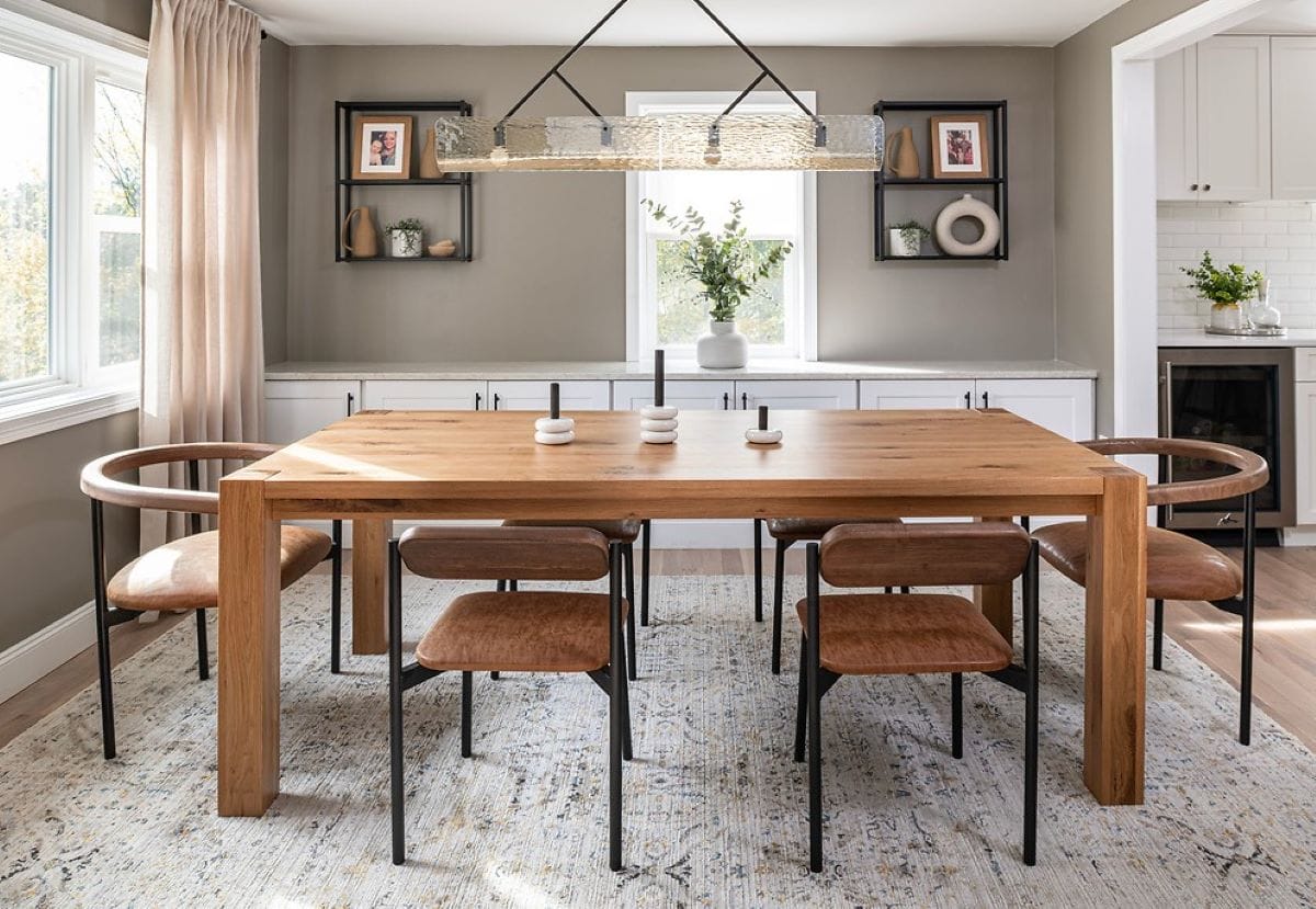 Simple dining table decor by Decorilla designer Cristiane P.