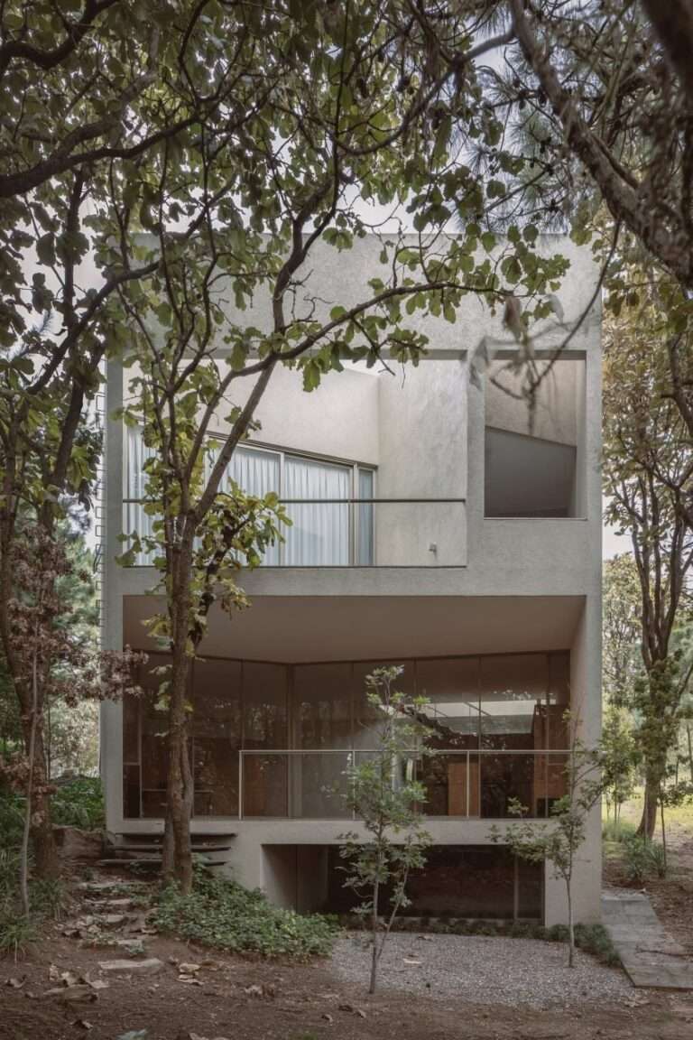 COA Arquitectura adds earth-toned monolithic home to Mexican forest