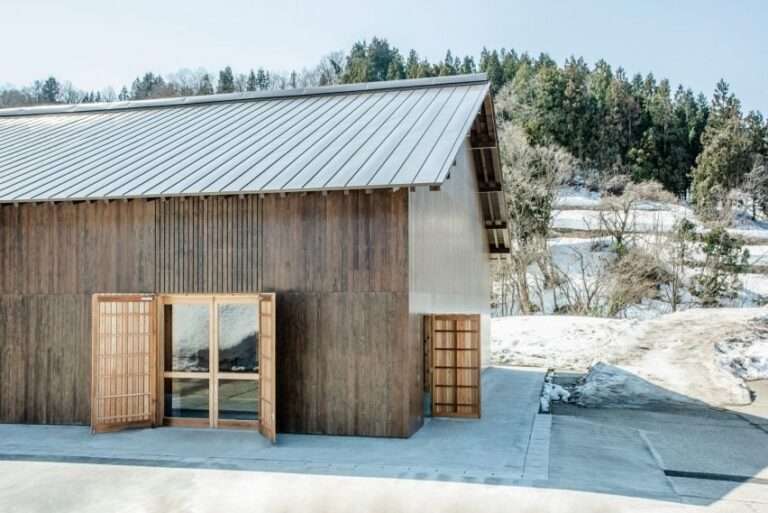 Local cedar forms snow-cooled rice warehouse in Niigata Prefecture