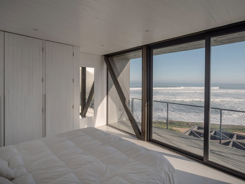 All-white bedroom at Primeriza House by Stanaćev Granados