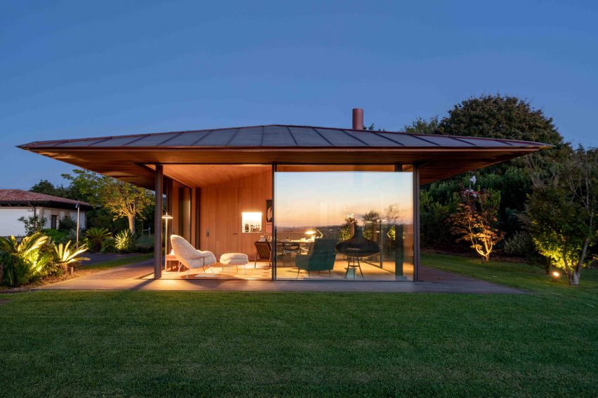 Overhanging roof and facade of the Spanish pool house by Baldó Arquitectura in Cantabria