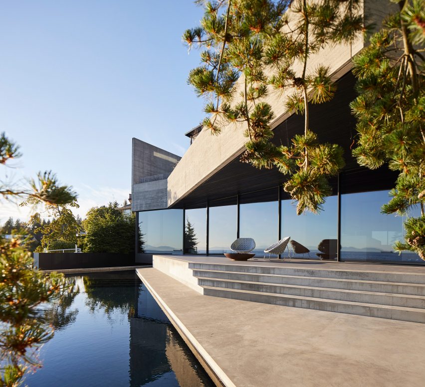 Covered terrace and swimming pool