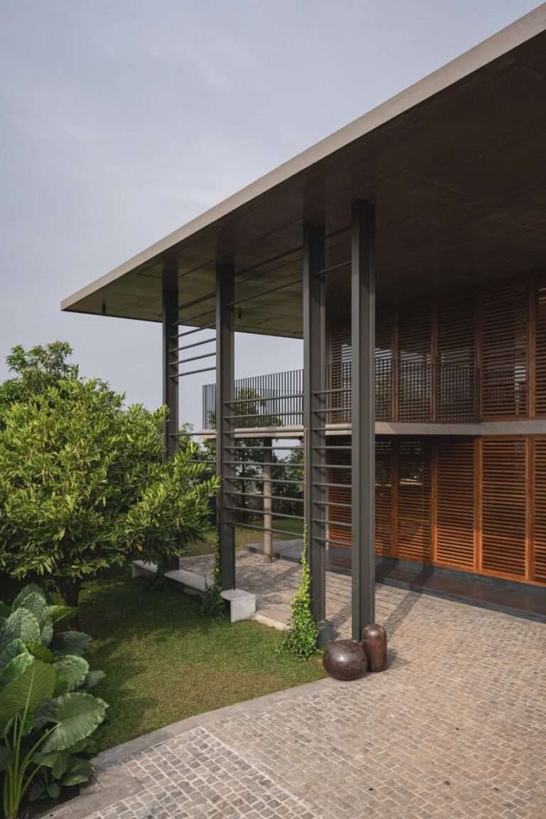Oversized roof shelters house in Kerala by 3dor Concepts