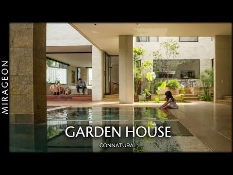 Patio House Comprising Several Gardens that Fill it with Freshness and Illuminate Everything