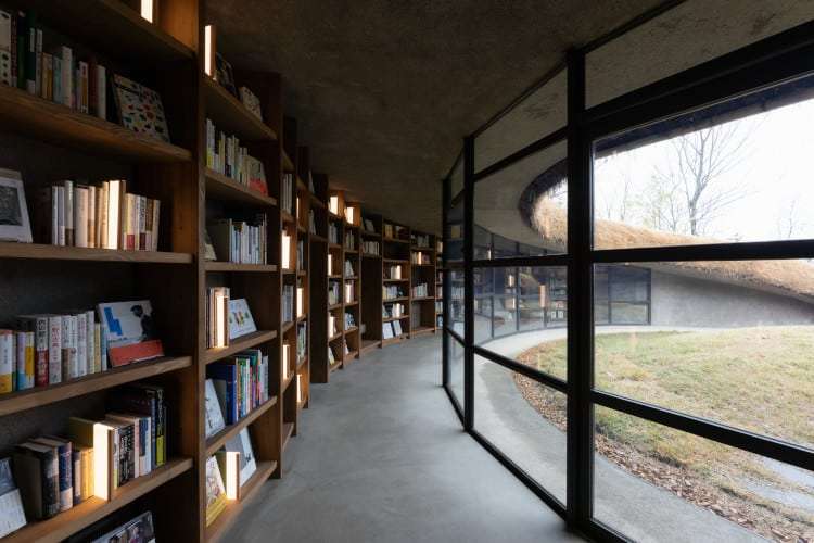 “Underground Library” Seamlessly Blends With Fields of Lush Japanese Landscape