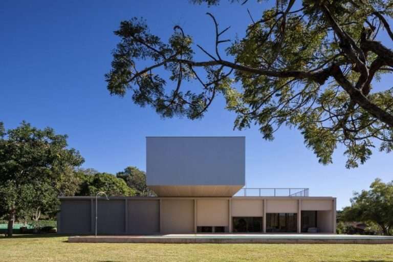 Bloco Arquitetos drapes screens over cantilevered steel house in Brazil