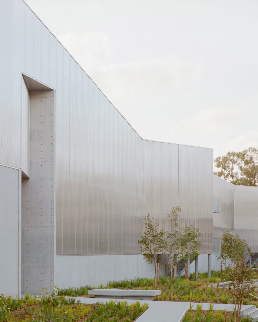 Aluminium and concrete facade by Lahznimmo Architects in Sydney