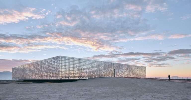 Over 7,000 Steel Panels Line Façade of Europe's Largest Solar Power Plant in the Turkish Desert