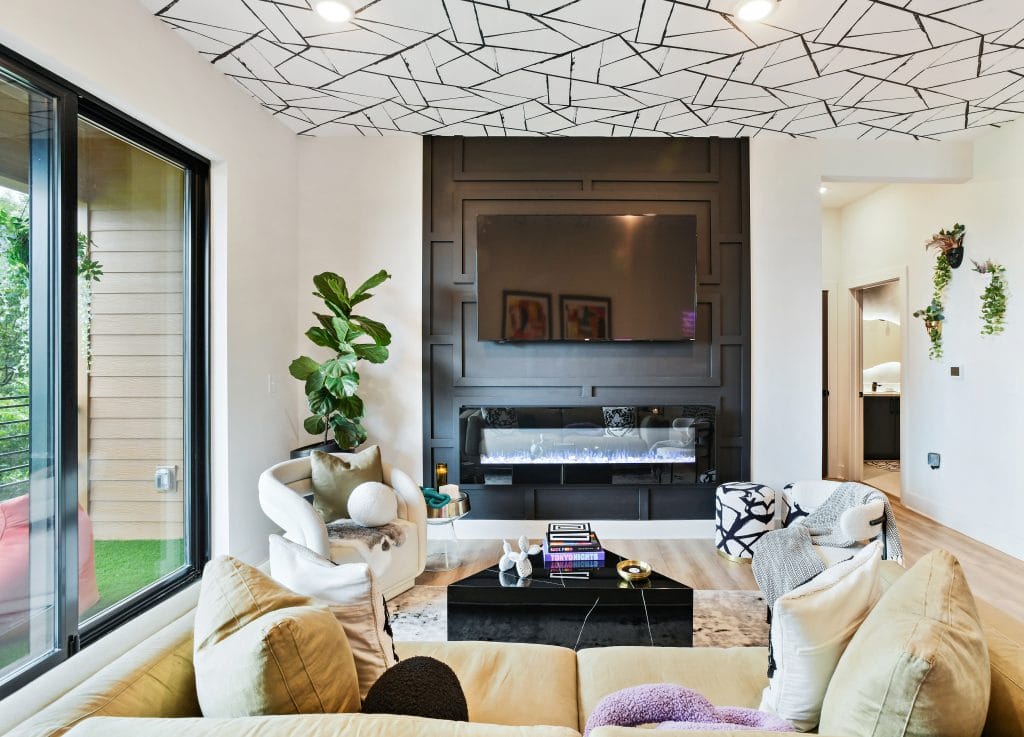 Modern ceiling design in a living room by Decorilla