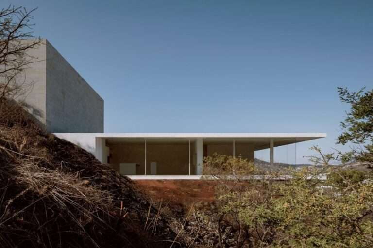 HW Studio strikes “natural and artificial” balance with Mexico house