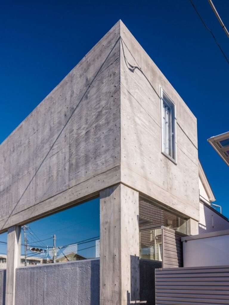 IGArchitects slots skinny 2700 house into narrow plot in Japan