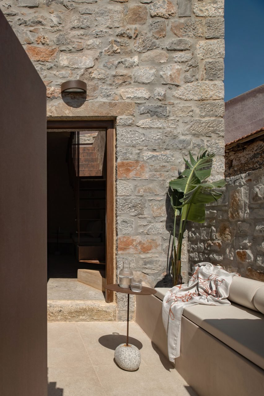 Entrance to Drakoni House by Doriza Design 