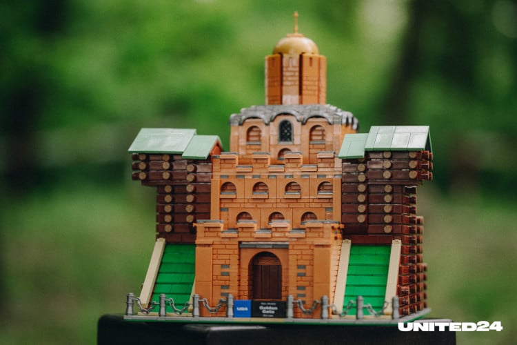 Golden Gate in Ukraine made with Lego Bricks