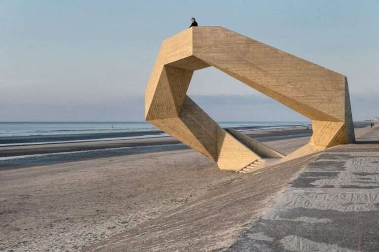 Studio Moto creates sculptural concrete lookout point on Belgian coast