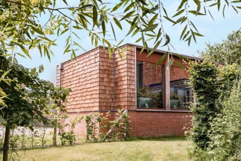 Van Laethem Architecten uses hempcrete for own garden studio in Belgium