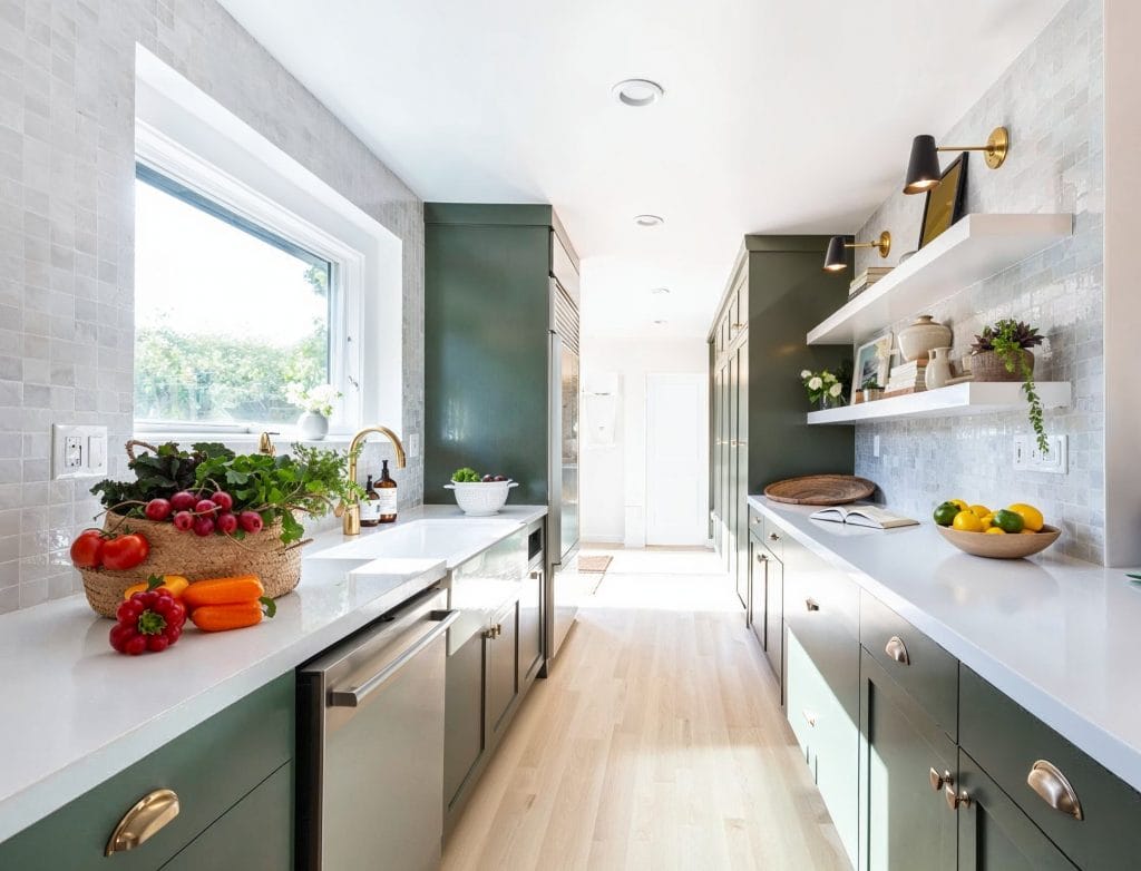 Modern kitchen with floating shelving instead of kitchen cabinets by DECORILLA designer Britney W.