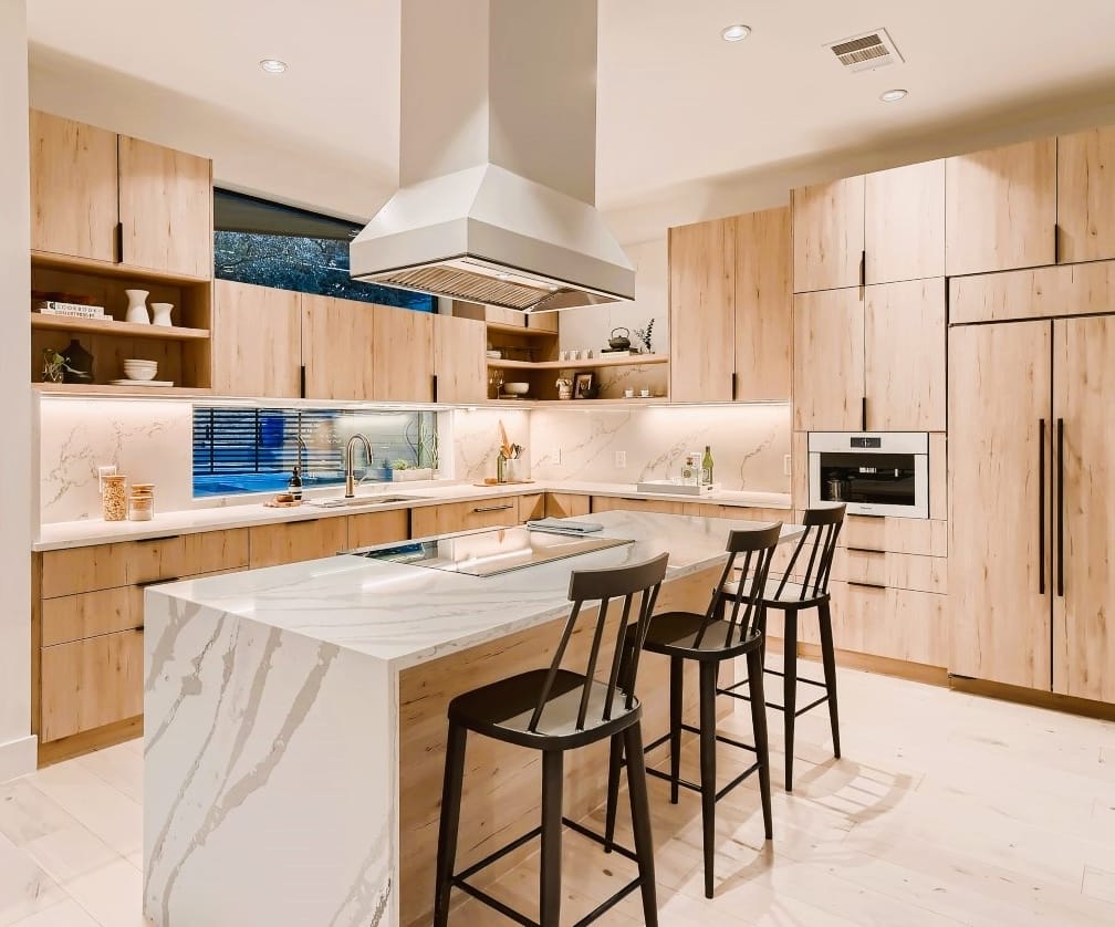 Contemporary kitchen with open shelf kitchen cabinet by DECORILLA designer Marisol O.