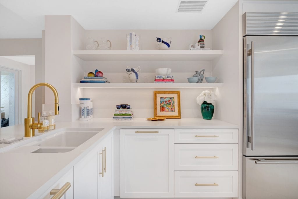 Modern small kitchen designs with open shelving by DECORILLA designer Michael J. 