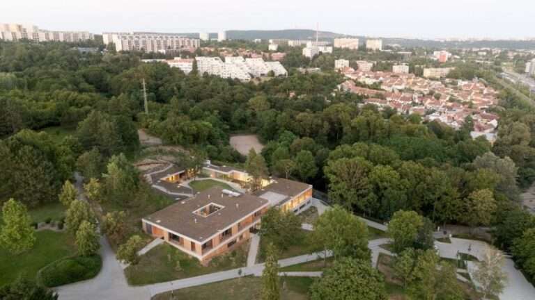 Čtyřstěn Architekti nestles Czech Republic's first children's hospice into park