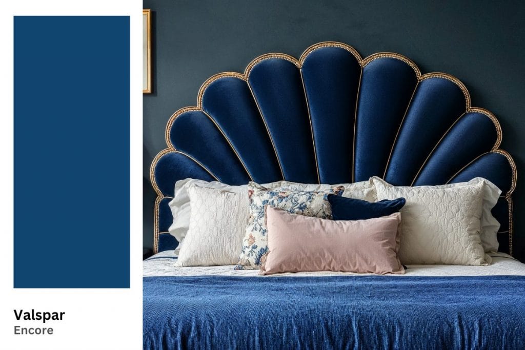 Glamorous bedroom with Encore 2025 color of the year upholstery by DECORILLA