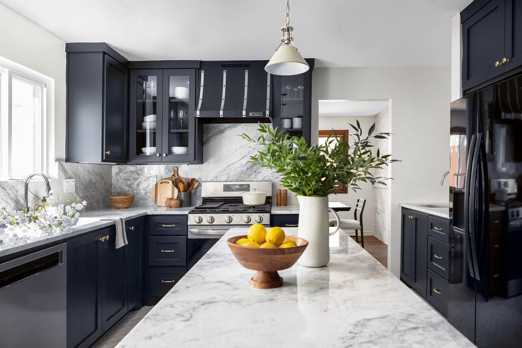 Modern kitchen with navy blue kitchen cabinets by DECORILLA designer, Rene P