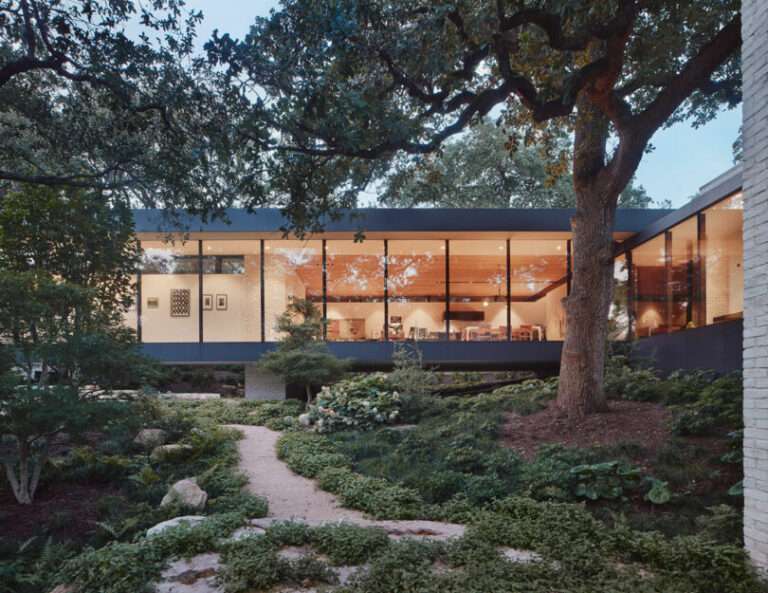 A Cantilevered Home in Austin Embraces Its Natural Landscape