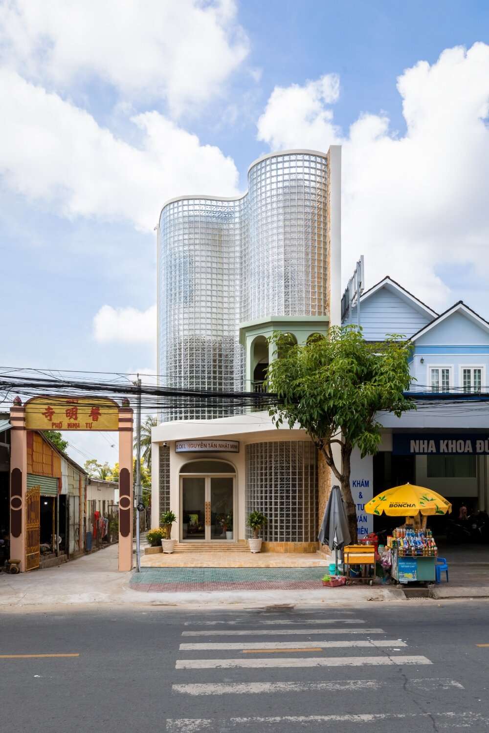 undulating facade of 3,000 glass bricks wraps DA VÀNG studio's crystal pavilion house in vietnam