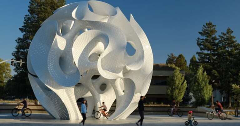 Billowing ‘Orb’ Held Together by Over 200,000 Rivets Casts Dramatic Shadow at Google Campus