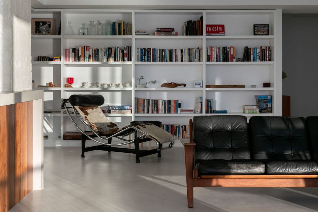 Bookshelf wealth in a reading nook by Decorilla designer, Jasmine T.