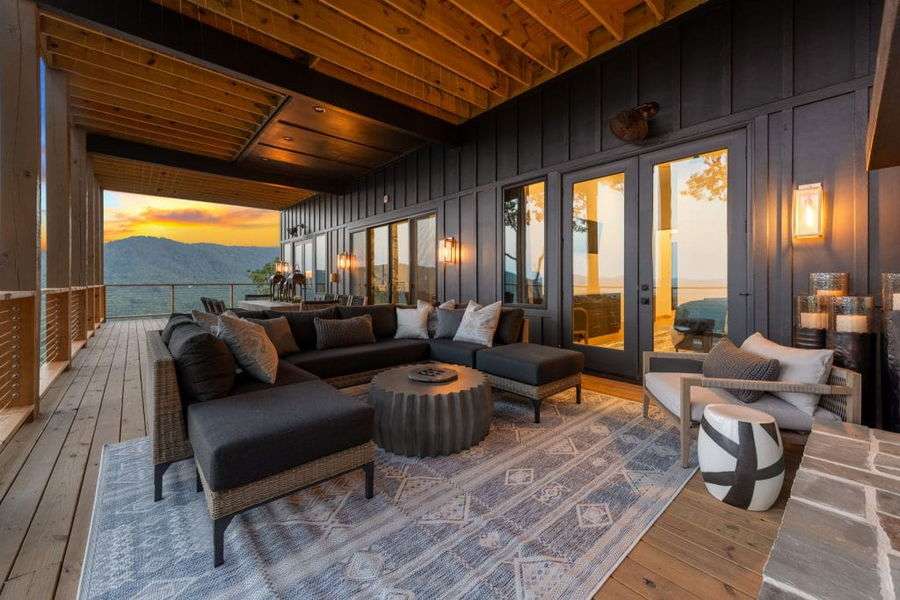 Modern patio with one of the best outdoor rugs, design by Decorilla designer, Jason D.