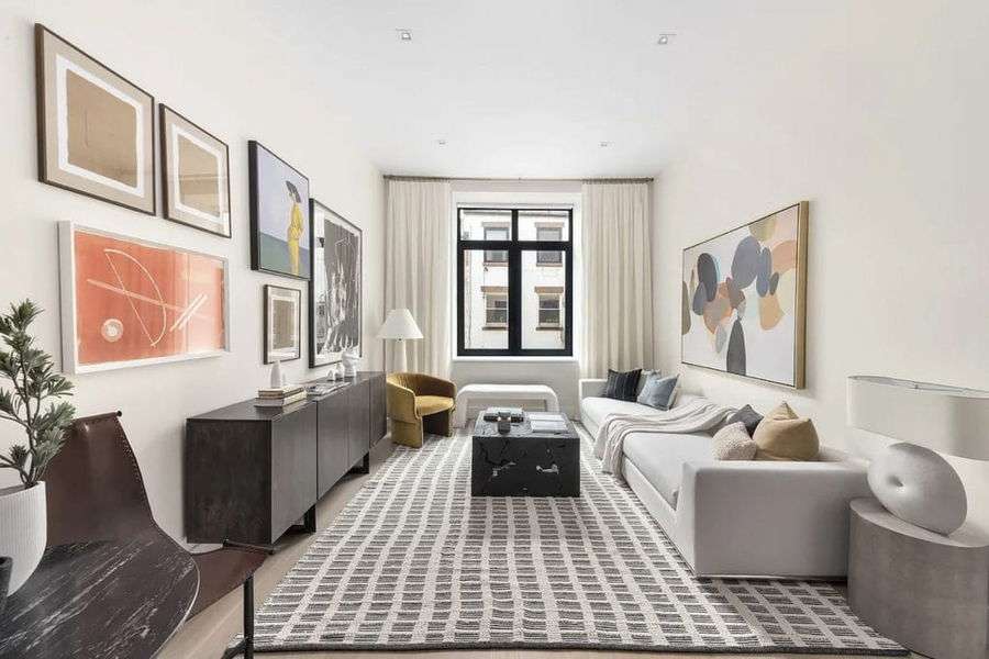 Contemporary sitting room decor by DECORILLA designer, Leanna S. 