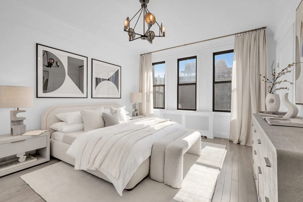 Modern relaxing bedroom decor by DECORILLA designer, Leanna S. 