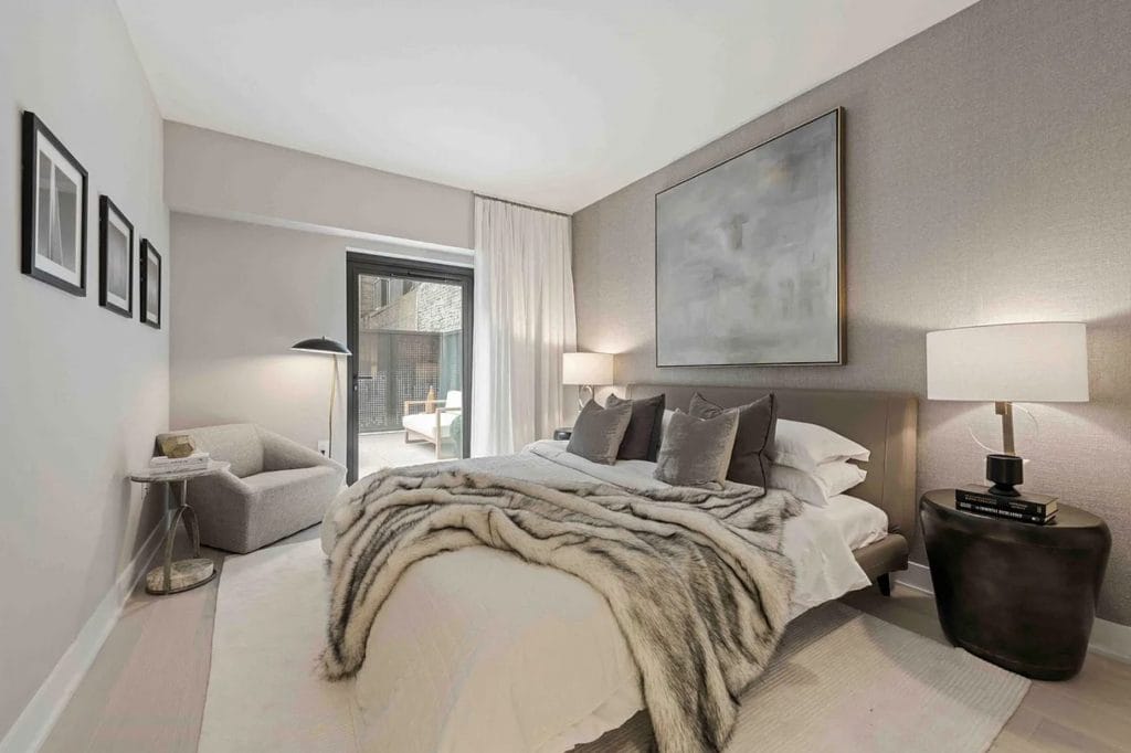 Glamorous tranquil bedroom design with warm lighting by DECORILLA designer, Leanna S. 