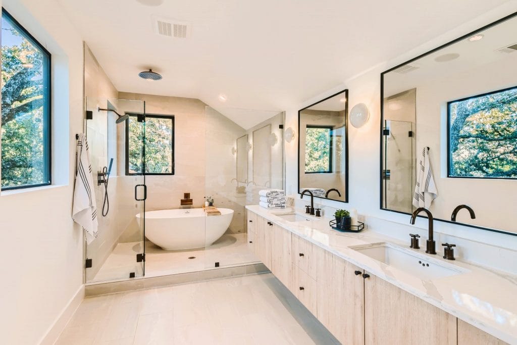 Modern zen bathroom inspiration with earthy tones by DECORILLA desginer Marisol O. 