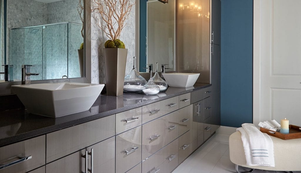 Contemporary bathroom design with custom storage solutions by DECORILLA designer, Kristin W. 