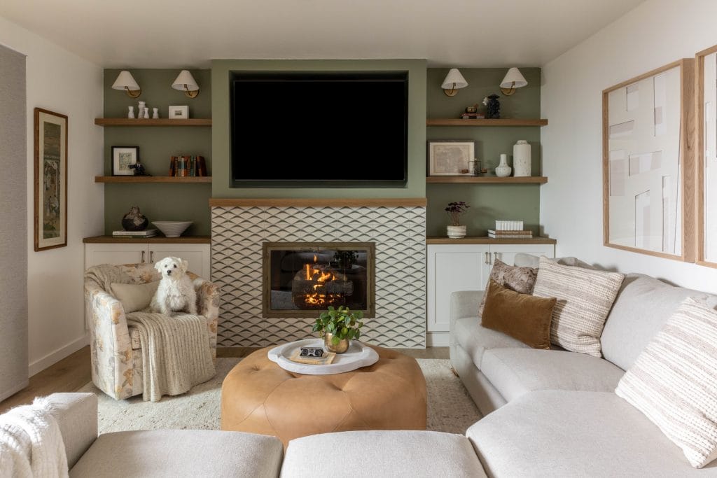 Modern apartment design of a living room by Decorilla designer, Megan W.