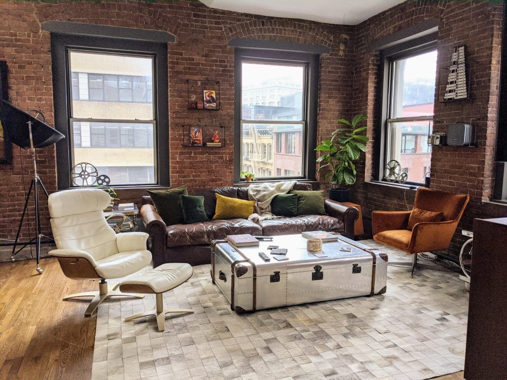 Modern apartment decor in a living room by Decorilla designer, Joyce T.