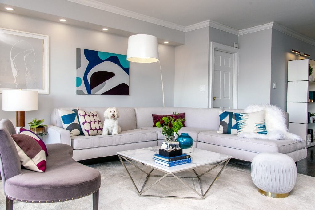 Modern apartment design of a living room by Decorilla designer, Joyce T.
